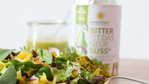 Bunter Salat mit wildem Dressing und Bitterstoffen - SonnenMoor