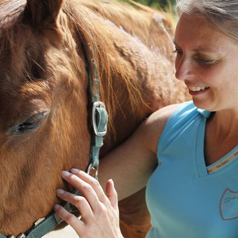 Dr. med. vet. Tanja Dölle-Haßpacher mit ihrem Pferd