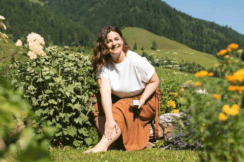 Frau cremt Beine ein