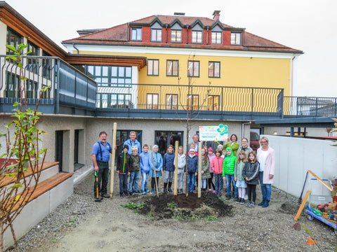 Kinder pflanzen Baum