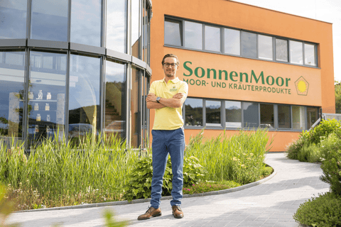 Mag. Werner Kreindl Geschäftsführer Firma SonnenMoor im Kräutergarten